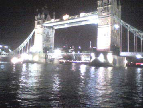 03 Arrivee sous  Tower Bridge